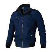 Giacca bomber blu scuro da uomo, con zip frontale, tasche multiple e polsini a coste. Stile casual, ideale per moda autunnale e invernale.