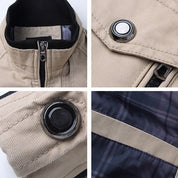 Giacca beige da uomo con cerniera, colletto alto, bottoni metallici e fodera interna a quadri. Stile casual, tessuto resistente.