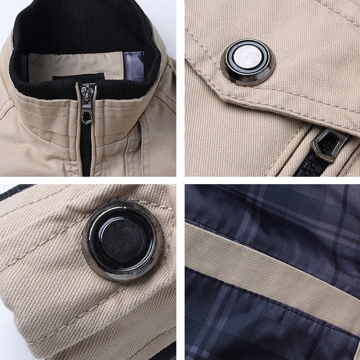 Giacca beige da uomo con cerniera, colletto alto, bottoni metallici e fodera interna a quadri. Stile casual, tessuto resistente.