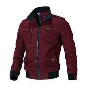Giacca bomber uomo bordeaux, stile casual, con zip frontale, tasche multiple e polsini a costine. Ideale per moda autunnale e invernale.