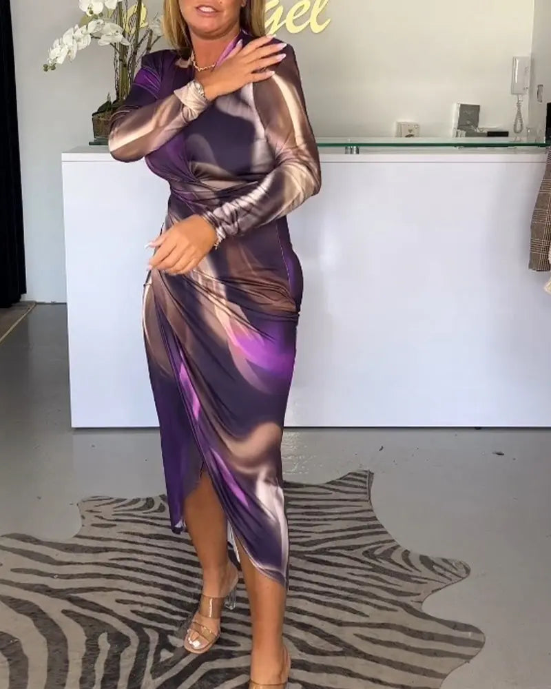 Abito lungo elegante viola e marrone con motivo astratto, indossato da una donna in un negozio di moda. Scarpe trasparenti, tappeto zebrato.