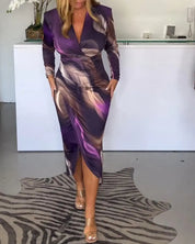 Abito lungo elegante viola con fantasia astratta, maniche lunghe, scollo a V, indossato da donna su tappeto zebrato. Moda femminile, abbigliamento chic.