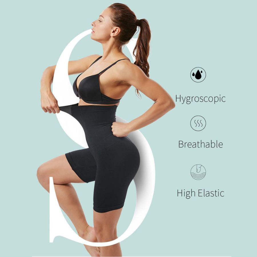 Donna in abbigliamento modellante nero, evidenziato per proprietà igroscopiche, traspiranti ed elastiche. Ideale per fitness e comfort quotidiano.