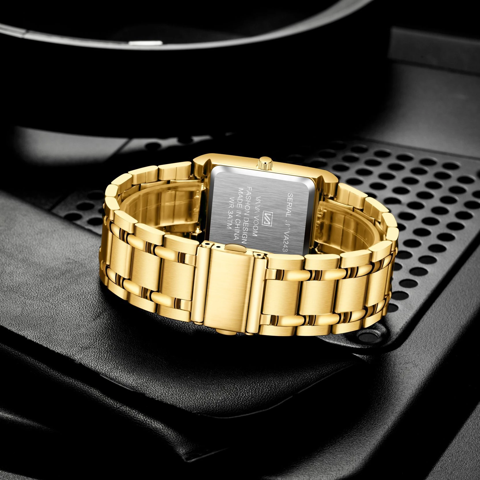 Orologio quadrato in oro 2