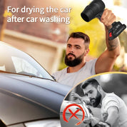 Uomo asciuga auto con asciugacapelli portatile, ideale per asciugatura post-lavaggio. Strumento efficace per cura auto, pulizia e manutenzione.