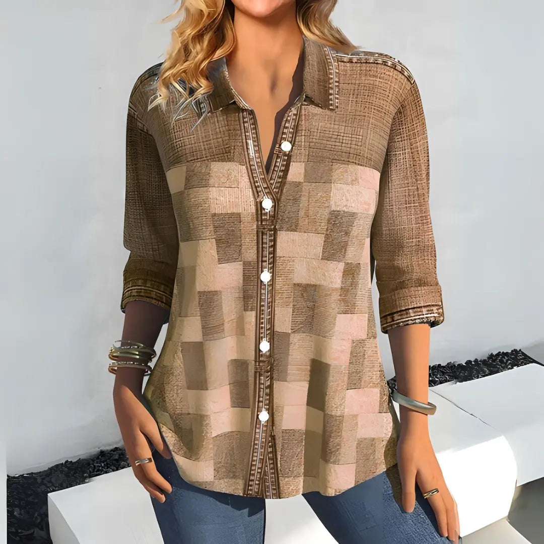 Camicia donna a quadri marrone, maniche lunghe, colletto classico, bottoni frontali, stile casual. Ideale per moda autunnale e look quotidiano.