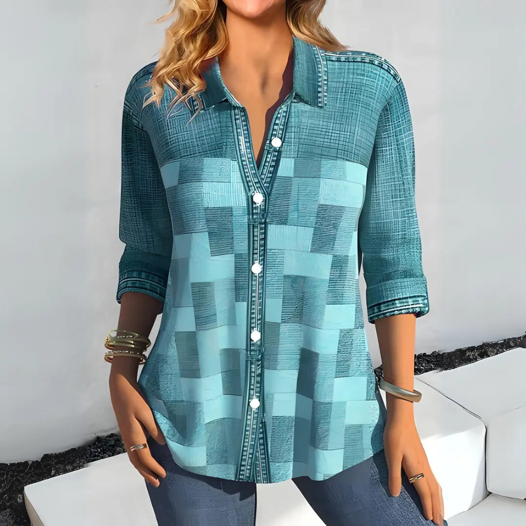 Camicia donna a quadri blu-verde, maniche lunghe, bottoni frontali, indossata con jeans. Stile casual, moda femminile, abbigliamento trendy.