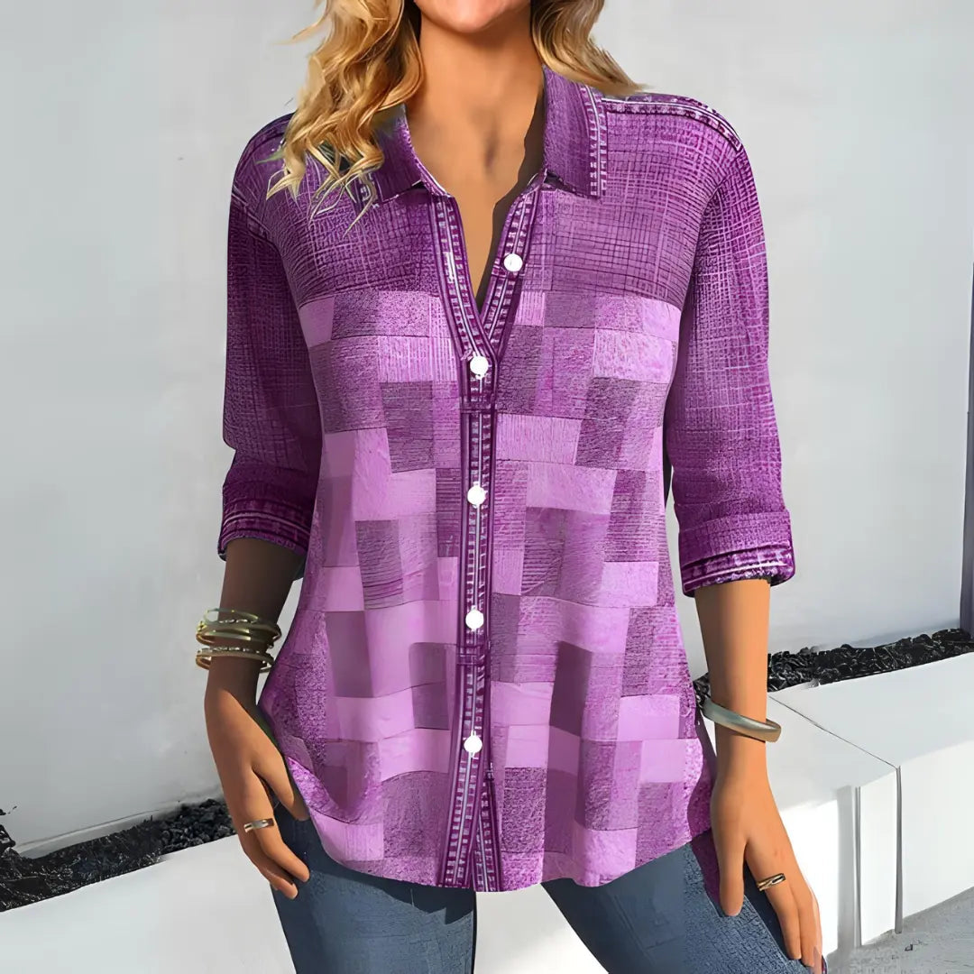 Camicia donna viola a quadri, maniche lunghe, bottoni bianchi, stile casual. Ideale per moda autunnale, abbigliamento femminile trendy.