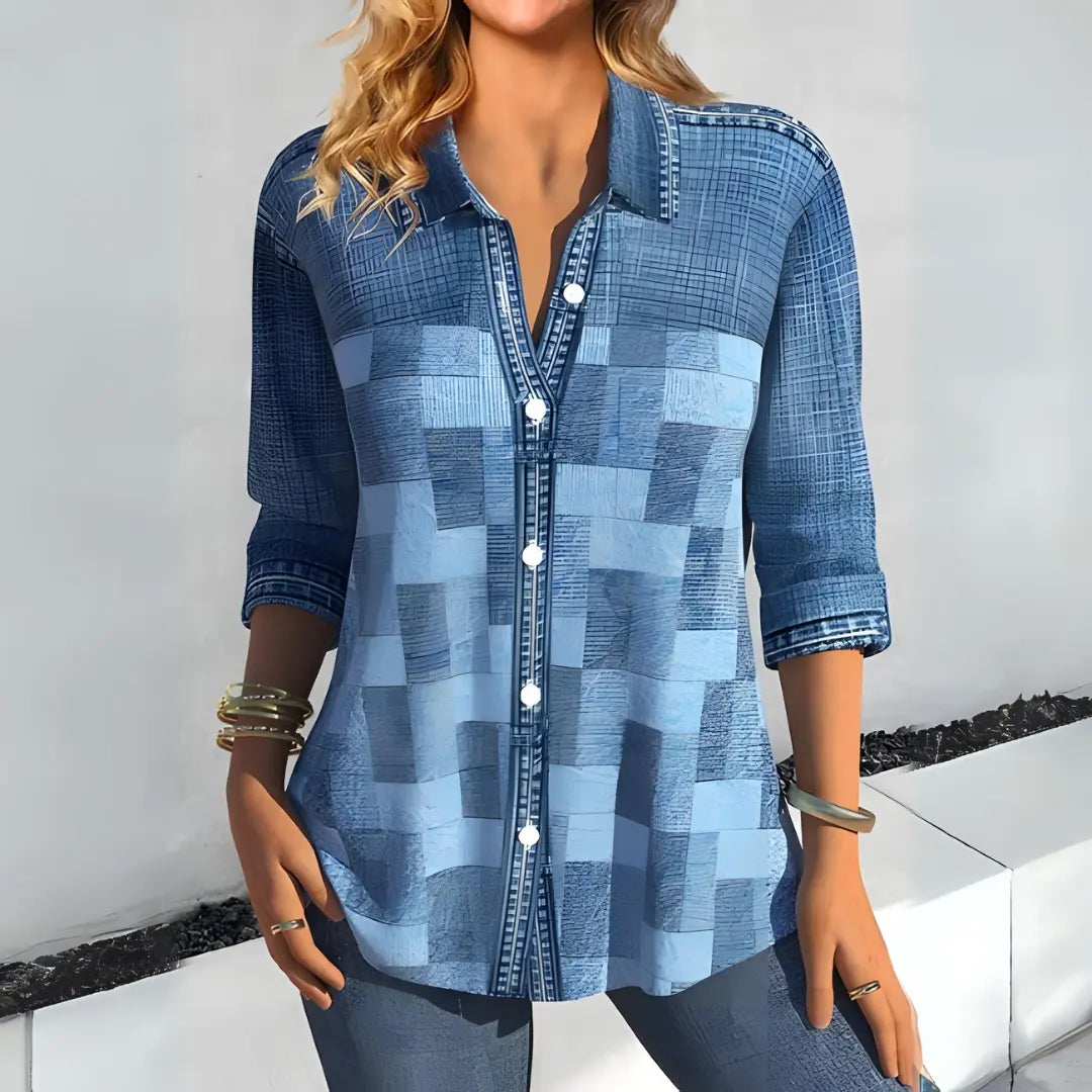 Camicia donna in denim patchwork blu, maniche lunghe, bottoni frontali, stile casual. Ideale per moda autunnale e look quotidiani eleganti.