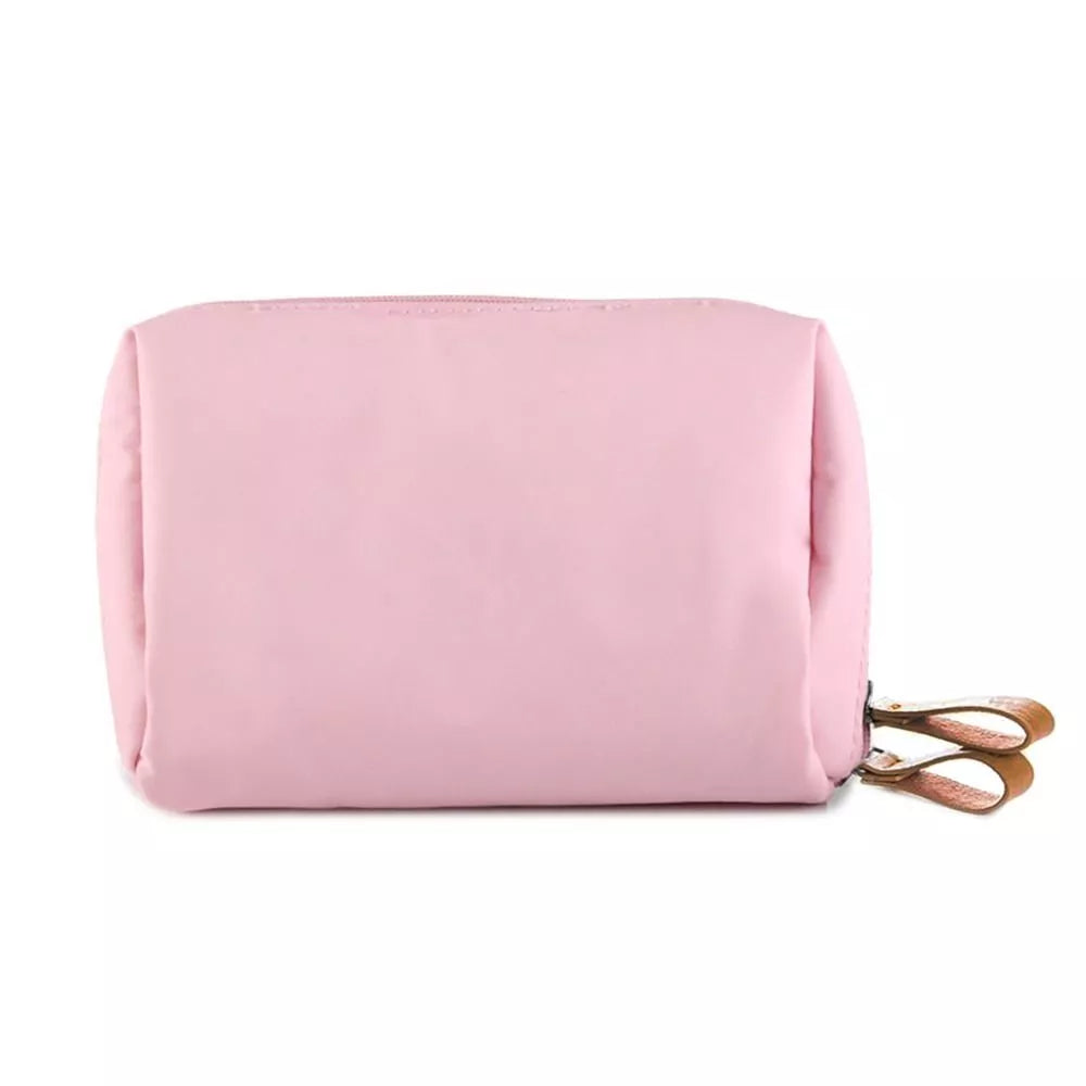 Astuccio rosa in tessuto, chiusura con zip, design semplice, ideale per cosmetici o accessori, perfetto per viaggio o uso quotidiano.