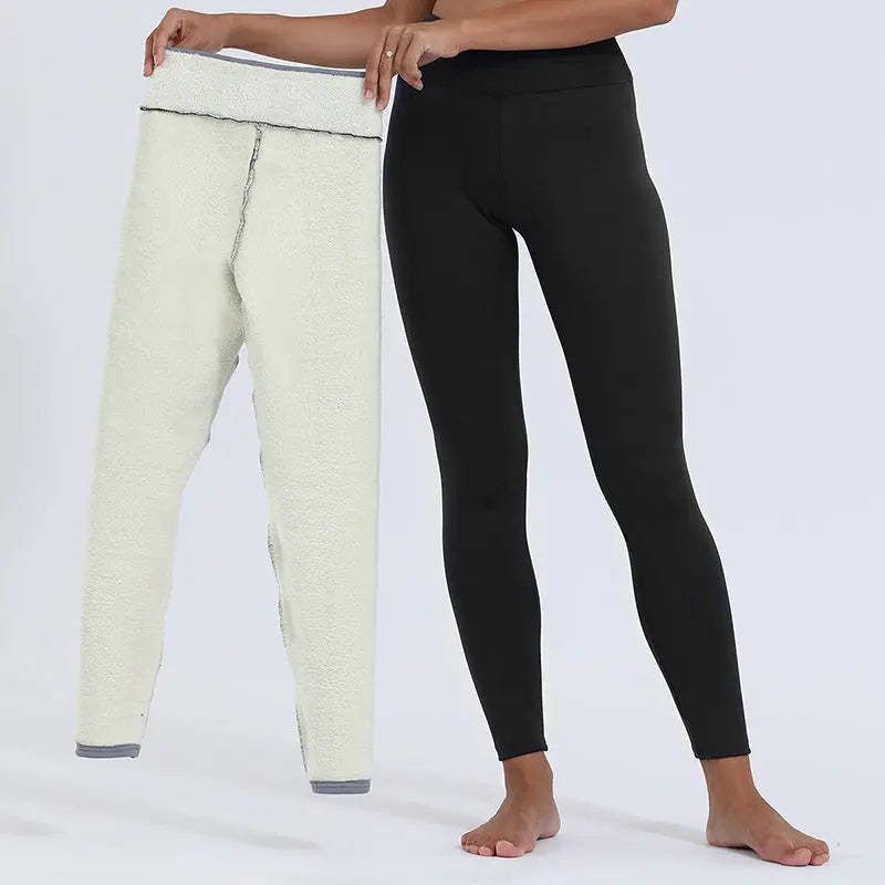 Donna in leggings neri tiene leggings in pile bianco, abbigliamento invernale caldo, moda donna, pantaloni termici, comfort e stile.