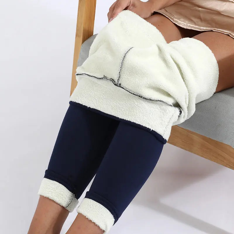 Pantaloni termici in pile bianco e blu, comodi e caldi, ideali per l'inverno. Perfetti per attività all'aperto e relax in casa.