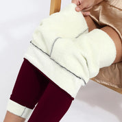 Persona che indossa un asciugamano bianco in microfibra sulle gambe, seduta su una sedia. Accessorio bagno, comfort, assorbente, morbido.