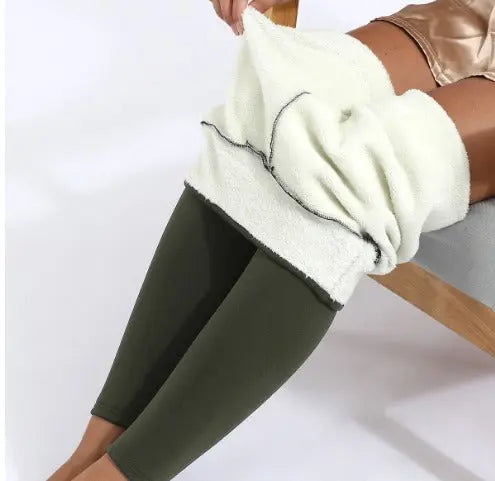 Donna indossa leggings termici in pile bianco e verde, seduta su sedia. Abbigliamento invernale caldo, moda donna, comfort e stile.