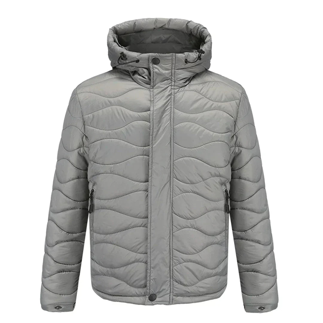 Giacca invernale uomo grigia con cappuccio, imbottita, trapuntata, chiusura zip, design moderno. Ideale per climi freddi, moda casual.