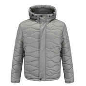 Giacca invernale uomo grigia con cappuccio, imbottita, trapuntata, chiusura zip, design moderno. Ideale per climi freddi, moda casual.