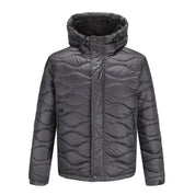 Giacca invernale uomo, colore grigio scuro, con cappuccio, imbottitura trapuntata, chiusura zip frontale. Ideale per climi freddi.