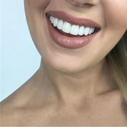 Sorriso luminoso di donna con denti bianchi e labbra truccate. Immagine di bellezza dentale, cura orale, estetica del sorriso.