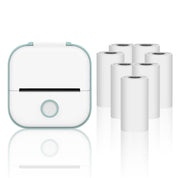 Stampante termica portatile bianca con bordi verdi, accompagnata da sei rotoli di carta. Ideale per etichette e ricevute. Accessorio compatto e efficiente.