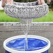 Panno in microfibra super assorbente grigio, ideale per pulizia auto, strizza acqua in secchio blu. Accessorio lavaggio auto efficace e delicato.