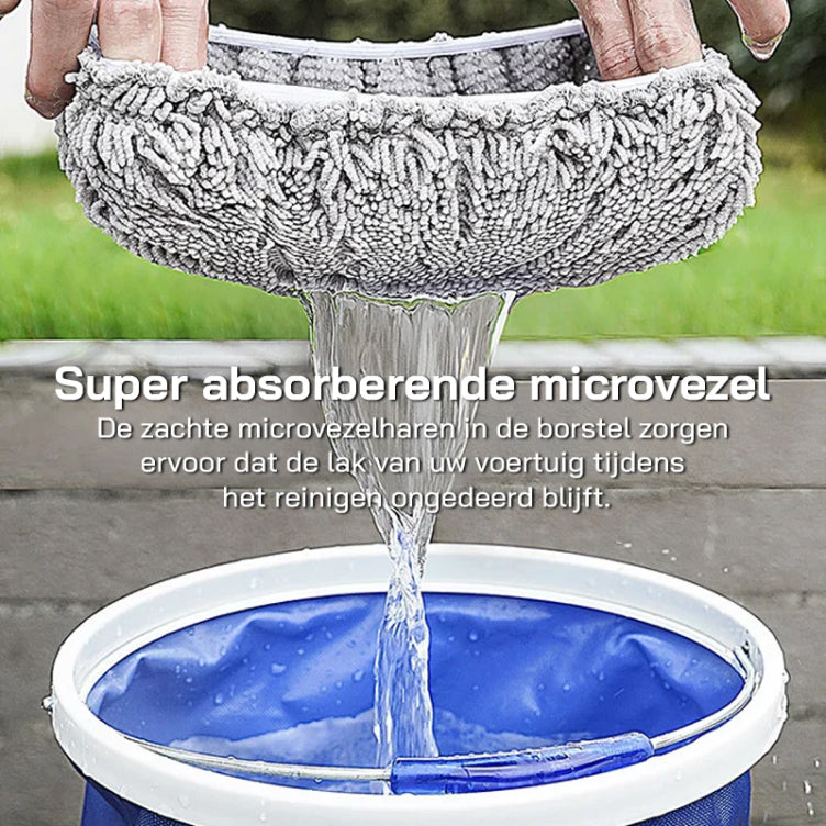 Panno in microfibra super assorbente grigio, ideale per pulizia auto, strizza acqua in secchio blu. Accessorio lavaggio auto efficace e delicato.