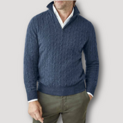 Maglione uomo blu navy a trecce, collo alto con zip, indossato su camicia bianca. Elegante e casual, ideale per l'autunno e l'inverno.