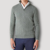 Maglione uomo grigio con zip, lavorazione a trecce, collo alto, indossato su camicia bianca. Elegante e casual, ideale per l'autunno.