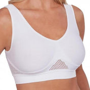 Reggiseno sportivo bianco senza cuciture, design traspirante con inserti a rete, supporto medio, ideale per attività fisica e comfort quotidiano.