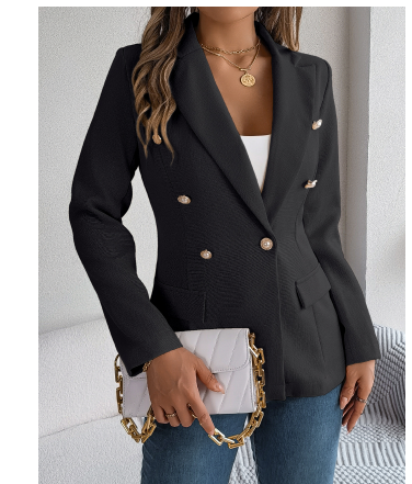 Giacca blazer nero elegante da donna con bottoni dorati, abbinata a jeans blu e borsa bianca a catena dorata. Look moda autunno chic.