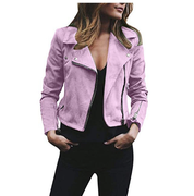 Giacca da donna in pelle scamosciata rosa, stile motociclista, con zip asimmetrica e dettagli metallici, abbinata a top nero e pantaloni scuri.