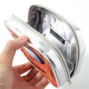 Astuccio portamonete in pelle argentata con interno foderato in tessuto grigio, chiusura a zip, design colorato. Accessorio moda elegante.