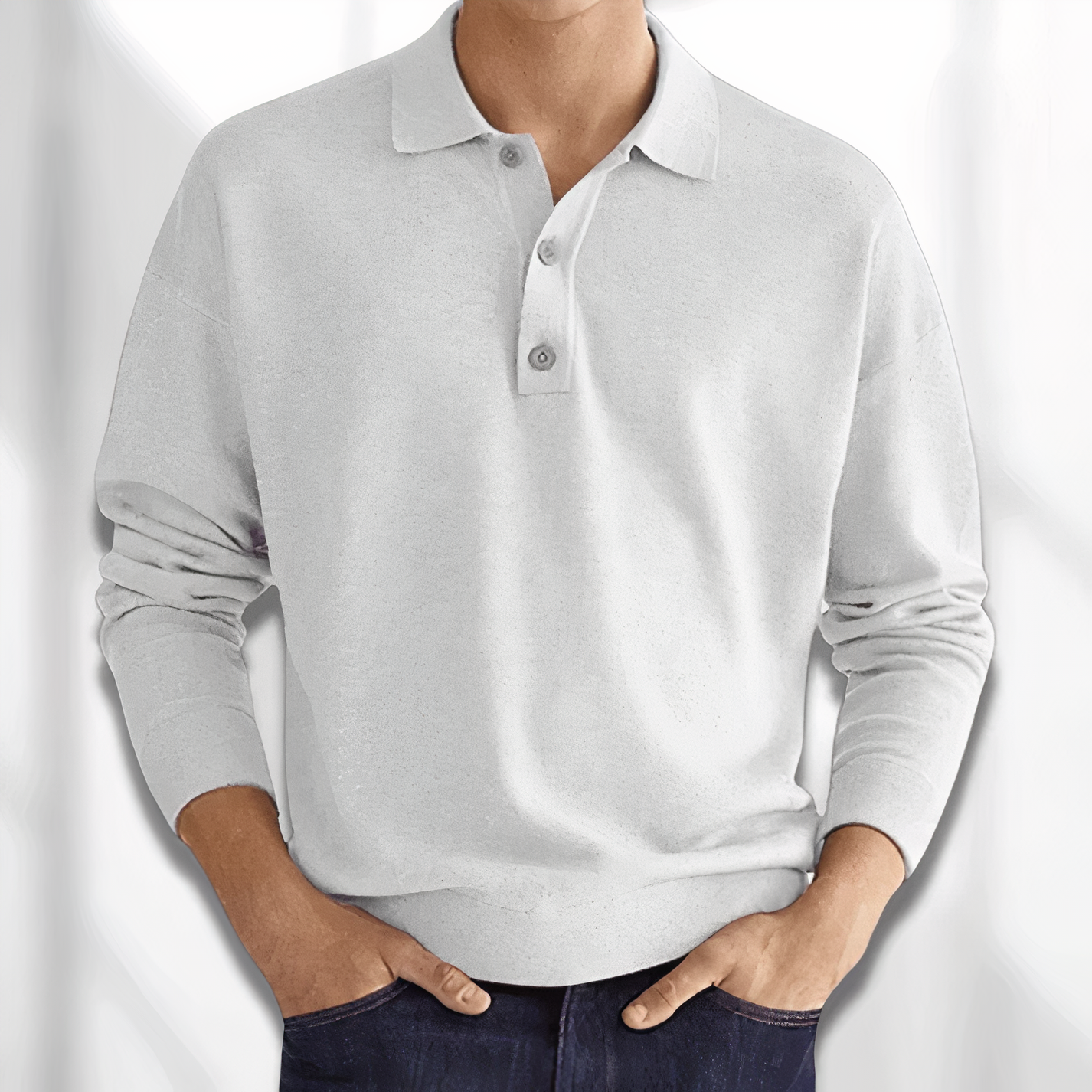 Maglione uomo grigio chiaro, maniche lunghe, colletto polo, abbinato a jeans blu scuro. Moda casual elegante, abbigliamento maschile autunno.