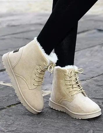 Stivali invernali beige da donna, foderati in pelliccia sintetica, suola antiscivolo, chiusura con lacci, ideali per look casual e freddo.
