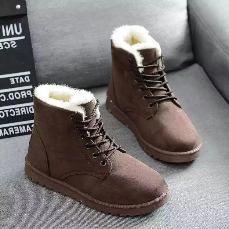 Stivali invernali marroni da uomo con fodera in pelliccia sintetica, su divano grigio. Scarpe calde, moda casual, perfette per il freddo.