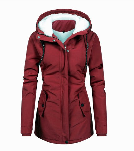 Giacca invernale da donna rossa con cappuccio, imbottitura in pile, chiusura a bottoni e tasche frontali. Ideale per il freddo.
