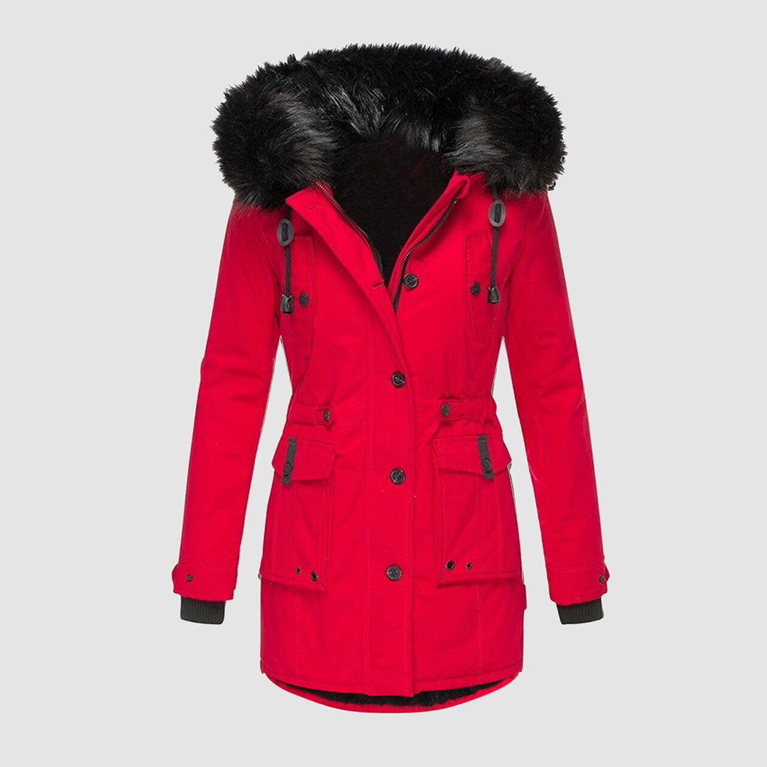Giacca invernale rossa da donna con cappuccio in pelliccia sintetica nera, tasche frontali e chiusura a bottoni. Elegante e calda per l'inverno.