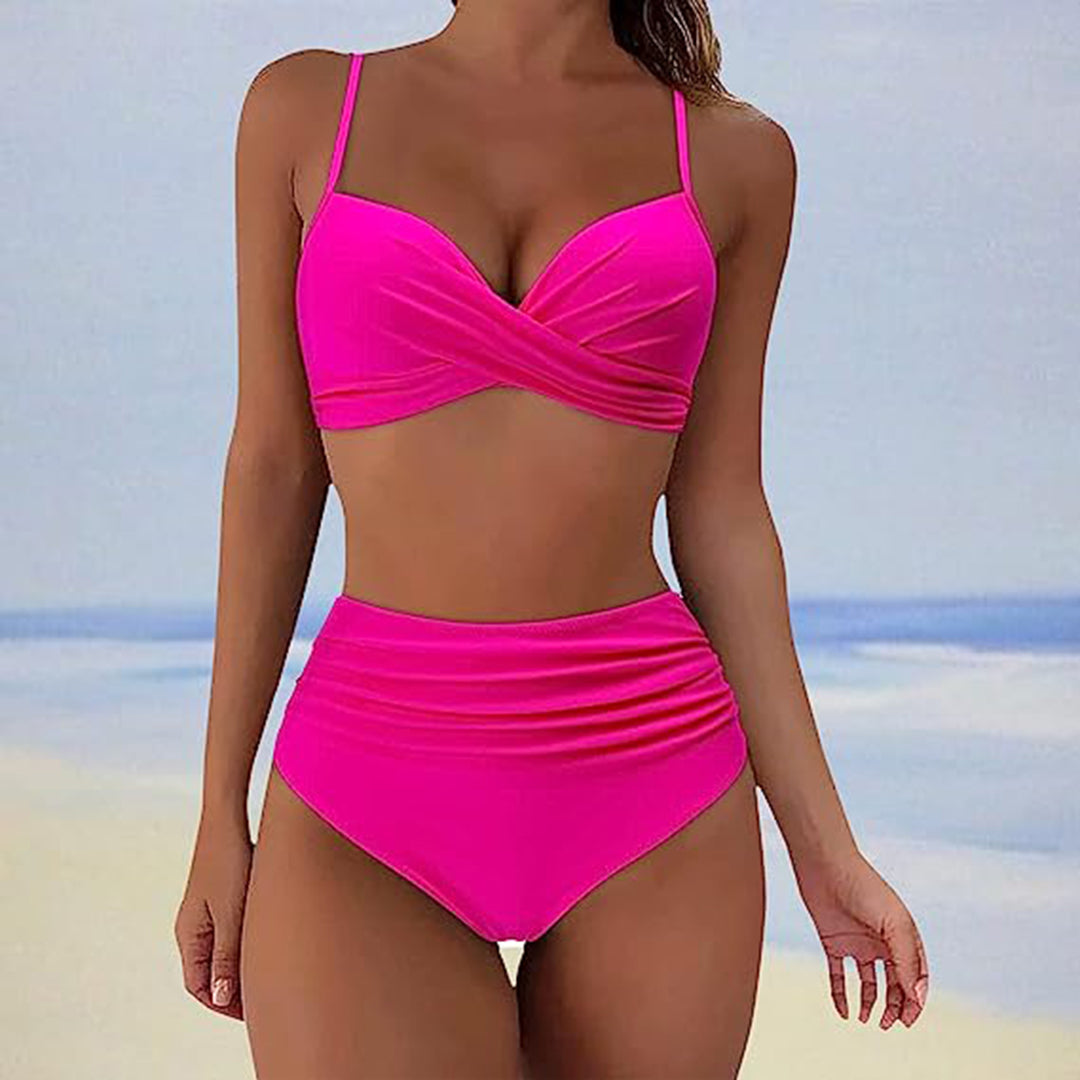 Costume da bagno donna rosa acceso, due pezzi, con reggiseno a fascia e slip a vita alta. Perfetto per moda mare e tendenze estive.