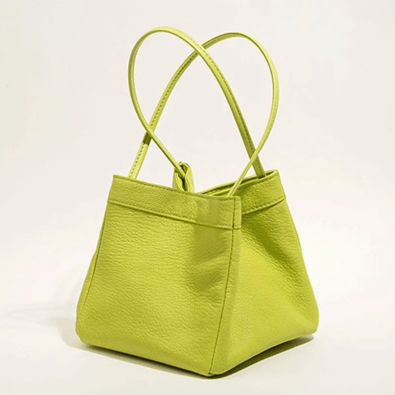 Borsa a mano verde lime in pelle, design moderno, doppio manico, ideale per moda donna, accessorio elegante e versatile per ogni occasione.