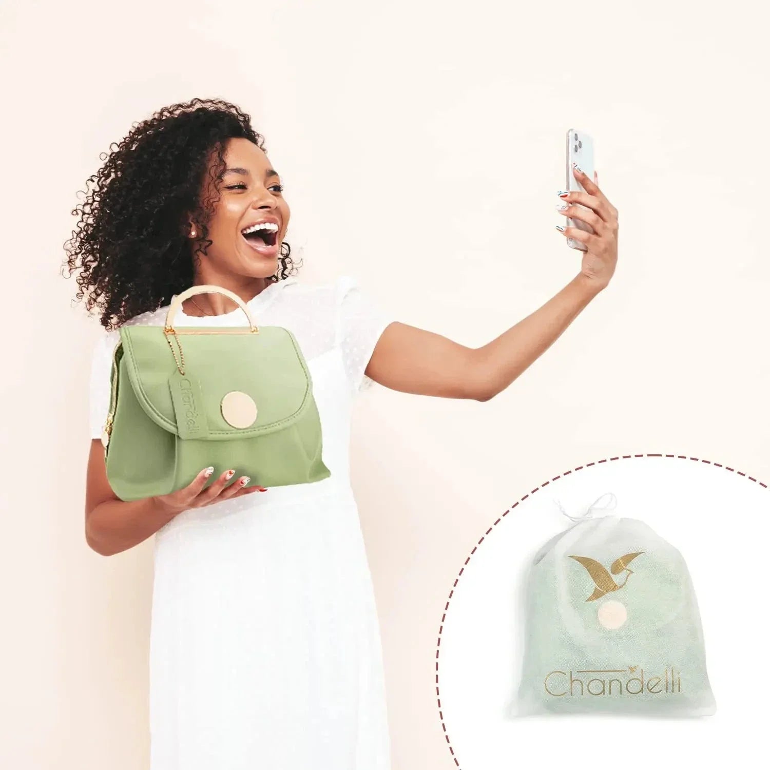 Donna sorridente con borsa verde Chandelli, scatta selfie. Borsa elegante in tessuto, perfetta per moda estiva. Include sacchetto protettivo.