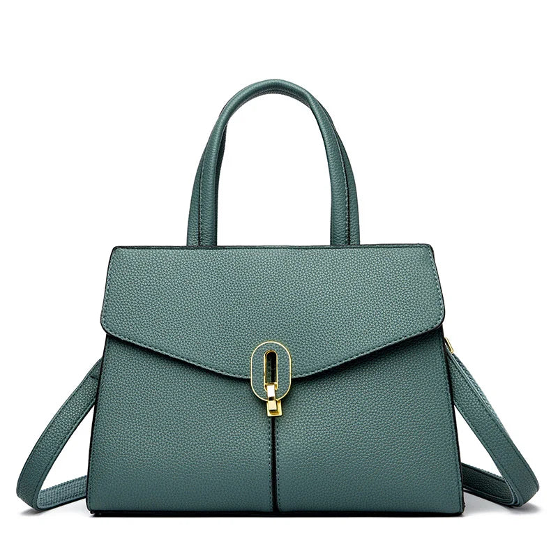 Borsa a mano in pelle verde con chiusura dorata, design elegante e moderno, ideale per moda femminile. Accessorio di tendenza per ogni occasione.
