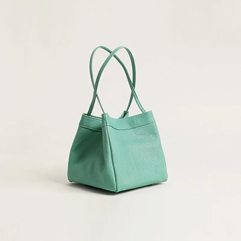 Borsa a mano verde menta in pelle, design elegante e moderno, perfetta per moda donna. Accessorio chic per ogni occasione.