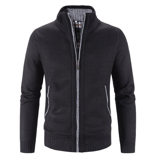 Giacca invernale uomo nera, zip frontale, colletto alto, tasche laterali, design elegante, tessuto caldo, ideale per moda casual e freddo.