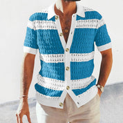 Camicia uomo estiva a righe blu e bianche, maniche corte, bottoni frontali, stile casual, tessuto leggero, ideale per moda estiva e look trendy.