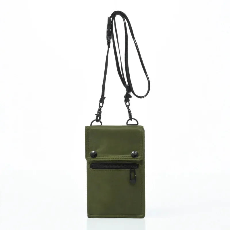 Custodia portacellulare verde oliva con tracolla regolabile, tasca frontale con zip e chiusura a bottone. Accessorio moda pratico ed elegante.
