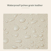 Immagine di pelle impermeabile con texture a grana di litchi, gocce d'acqua visibili. Materiale resistente, ideale per borse e accessori di moda.