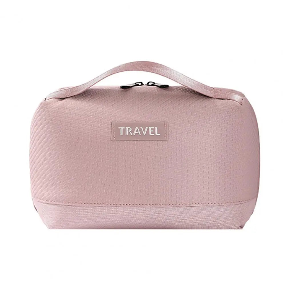 Borsa da viaggio rosa in tessuto resistente con manico superiore e chiusura a zip, ideale per organizzare accessori e cosmetici.