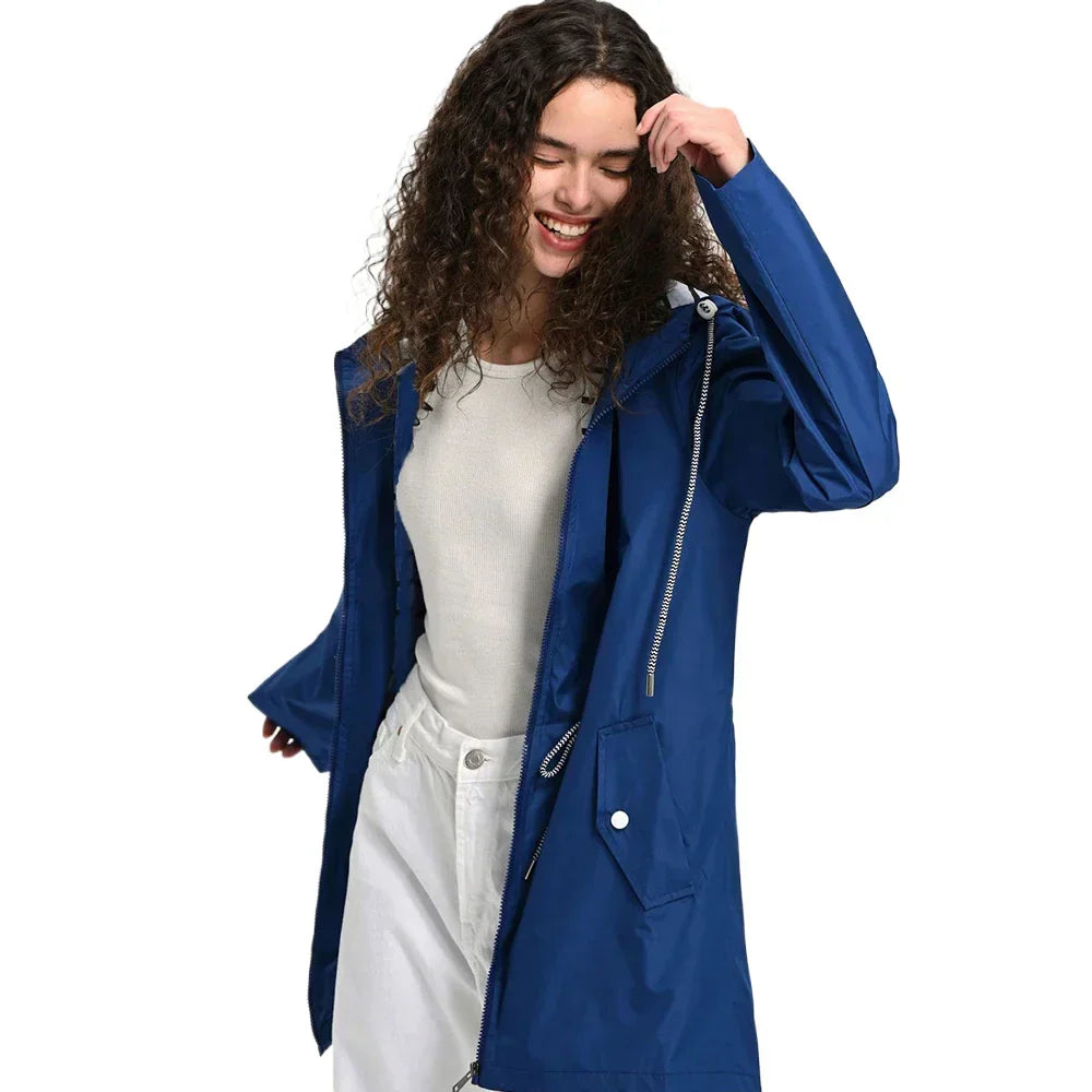 Giacca impermeabile donna blu, con cappuccio e zip, indossata da modella sorridente. Moda autunnale, abbigliamento casual elegante.