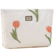 Custodia trapuntata bianca con ricami di tulipani arancioni e foglie verdi, design elegante, ideale per accessori moda.