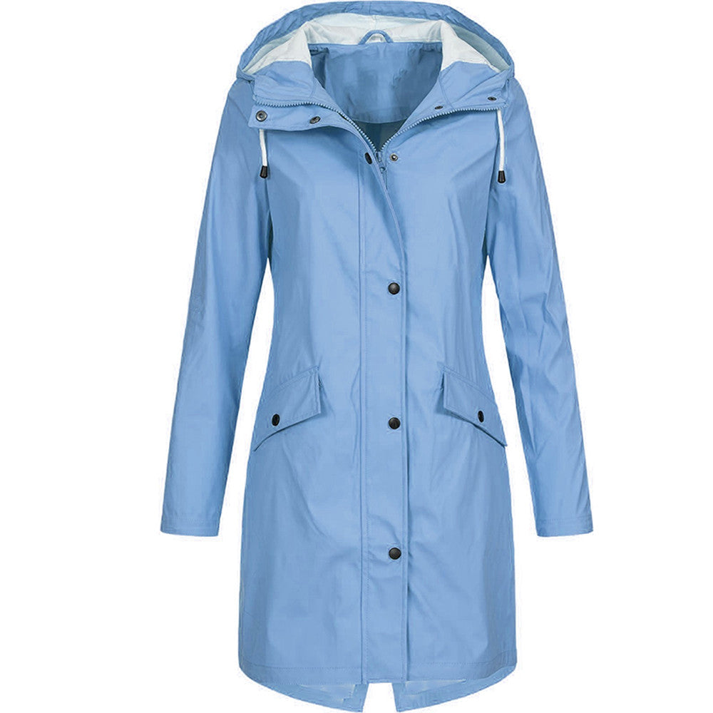 Giacca impermeabile donna azzurra con cappuccio, chiusura a bottoni, tasche frontali. Ideale per pioggia, moda outdoor, abbigliamento casual.