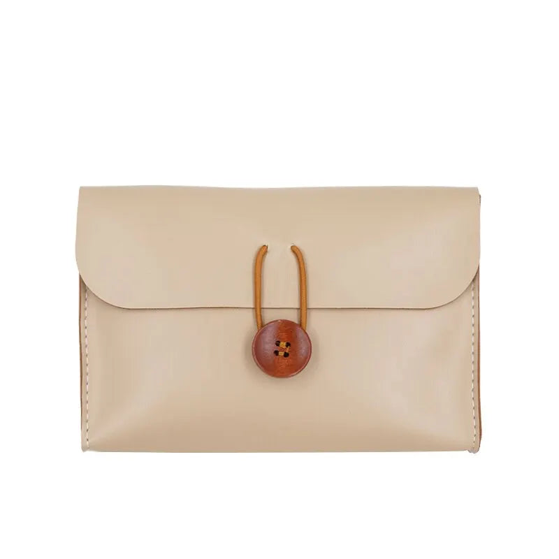 Borsa a tracolla beige in pelle con chiusura a bottone in legno, design elegante e minimalista, accessorio moda donna, perfetta per ogni occasione.